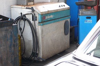 サカモトエンジニアリングのメルセデスベンツを洗う高圧洗浄機